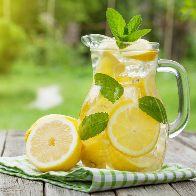 Вода с лимоном натощак: кому помогает, а кому вредит
