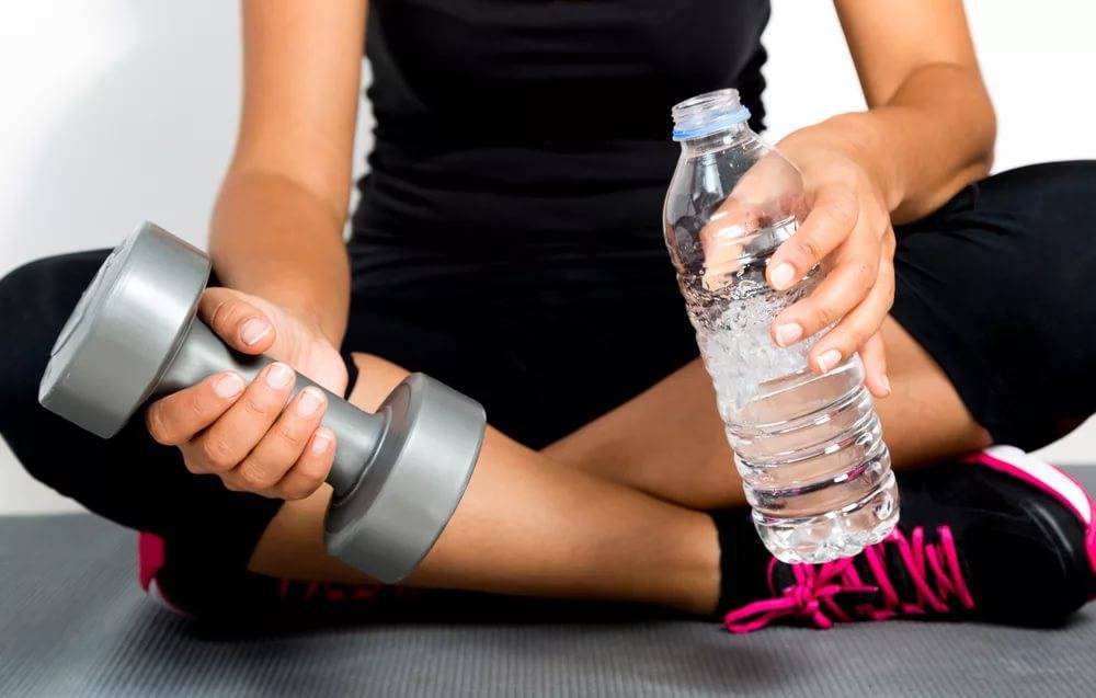 Можно ли пить воду во время тренировки в тренажерном зале? :: syl.ru