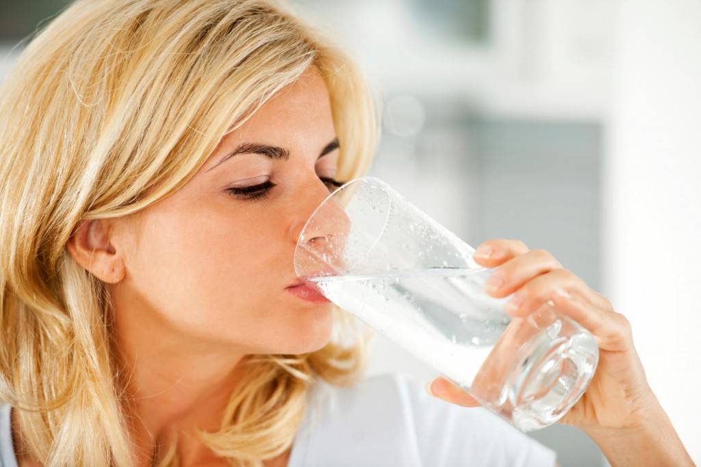 Как узнать всю правду о воде, которую вы пьете? 5 домашних тестов