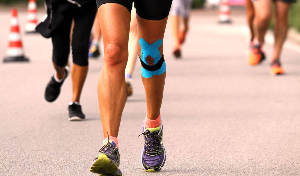 Болят колени после и во время бега: почему и что делать?