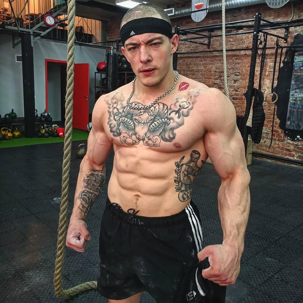 Усатый бодибилдер
