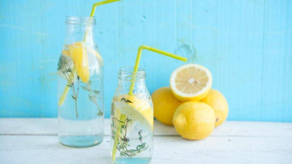 Осторожно! вода с лимоном натощак. польза или вред?