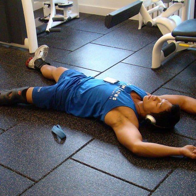 Уставший после тренировки. Кайф после тренировки. Тренировки это кайф. Мальчики после тренировки. Как выглядит восстановление мышцы.