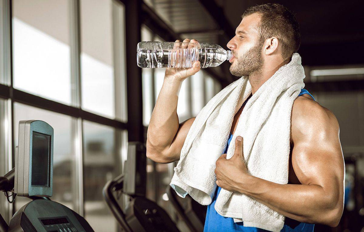 Можно ли пить во время тренировки воду: почему нельзя и зачем нужно