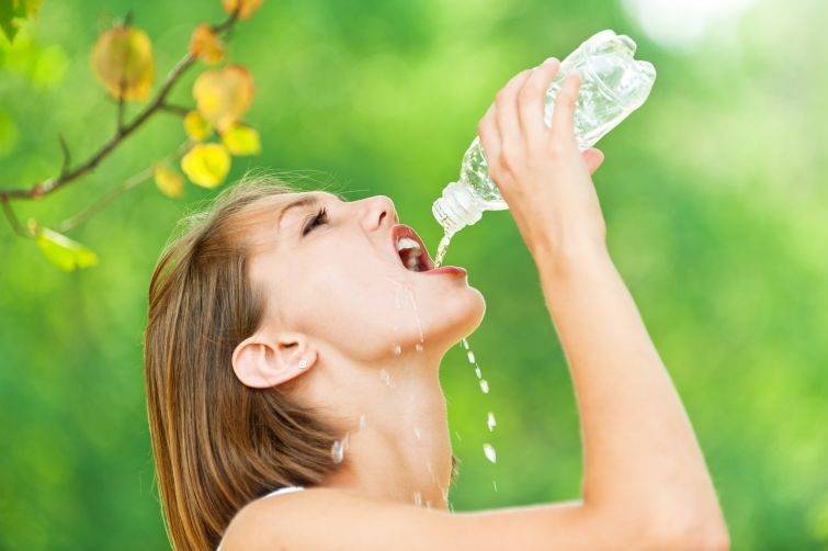 Питьевая вода известных производителей оказалась опасной для здоровья