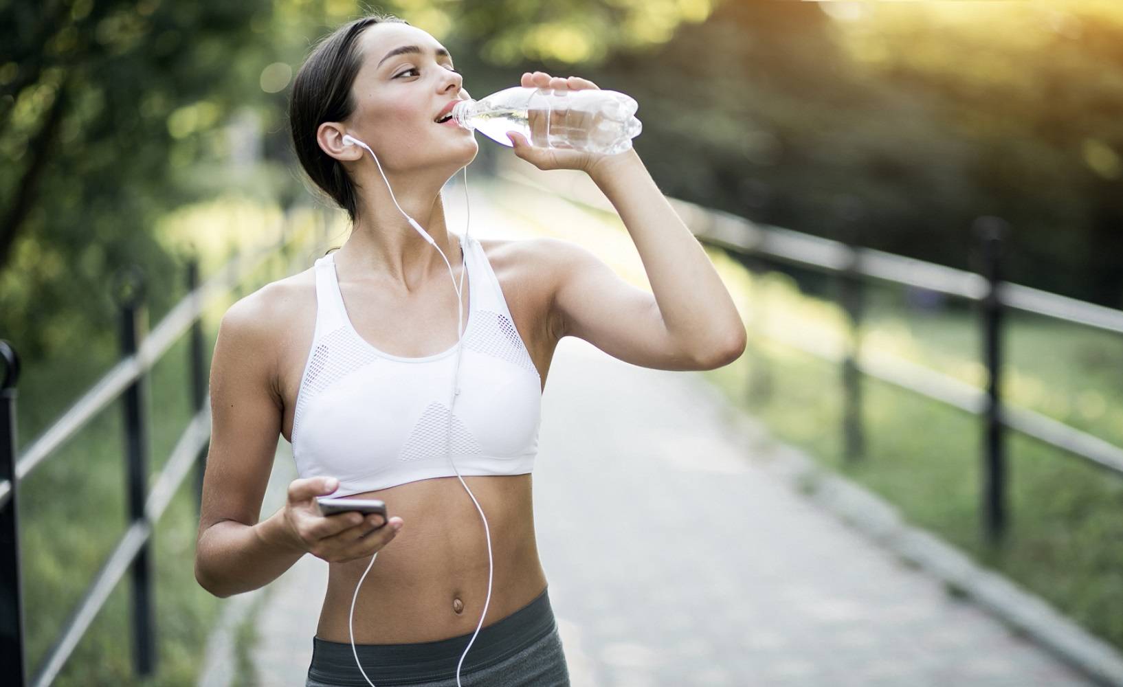 Почему нужно пить воду до, во время и после тренировки?
