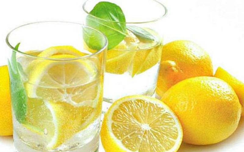 Вода с лимоном утром натощак: польза и вред напитка