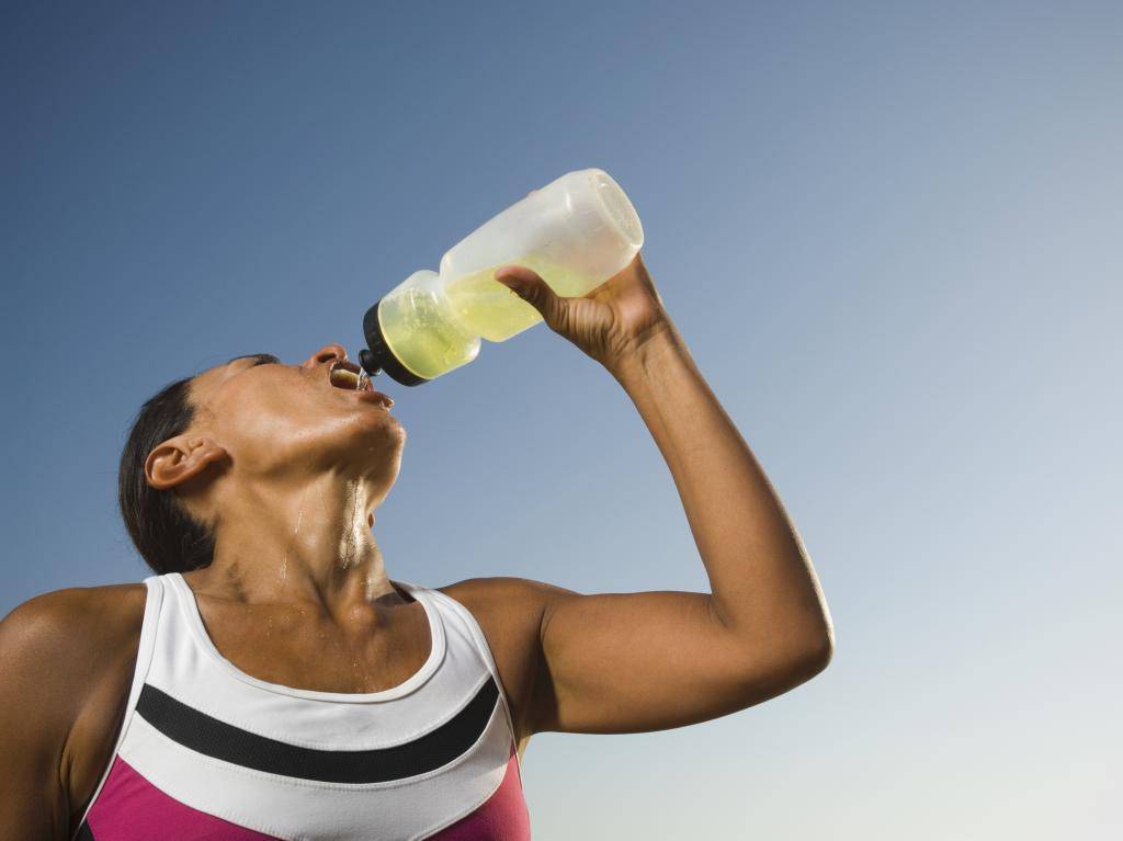 Пить воду во время тренировки можно или нужно?вся правда о воде — фитнесомания для каждого!