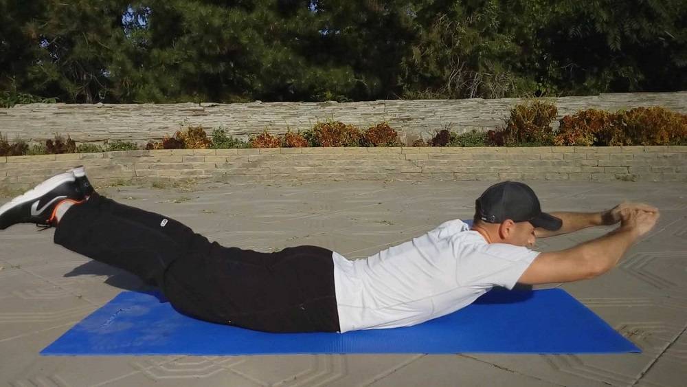 Упражнение лодочка для спины: польза, техника выполнения, какие мышцы работают