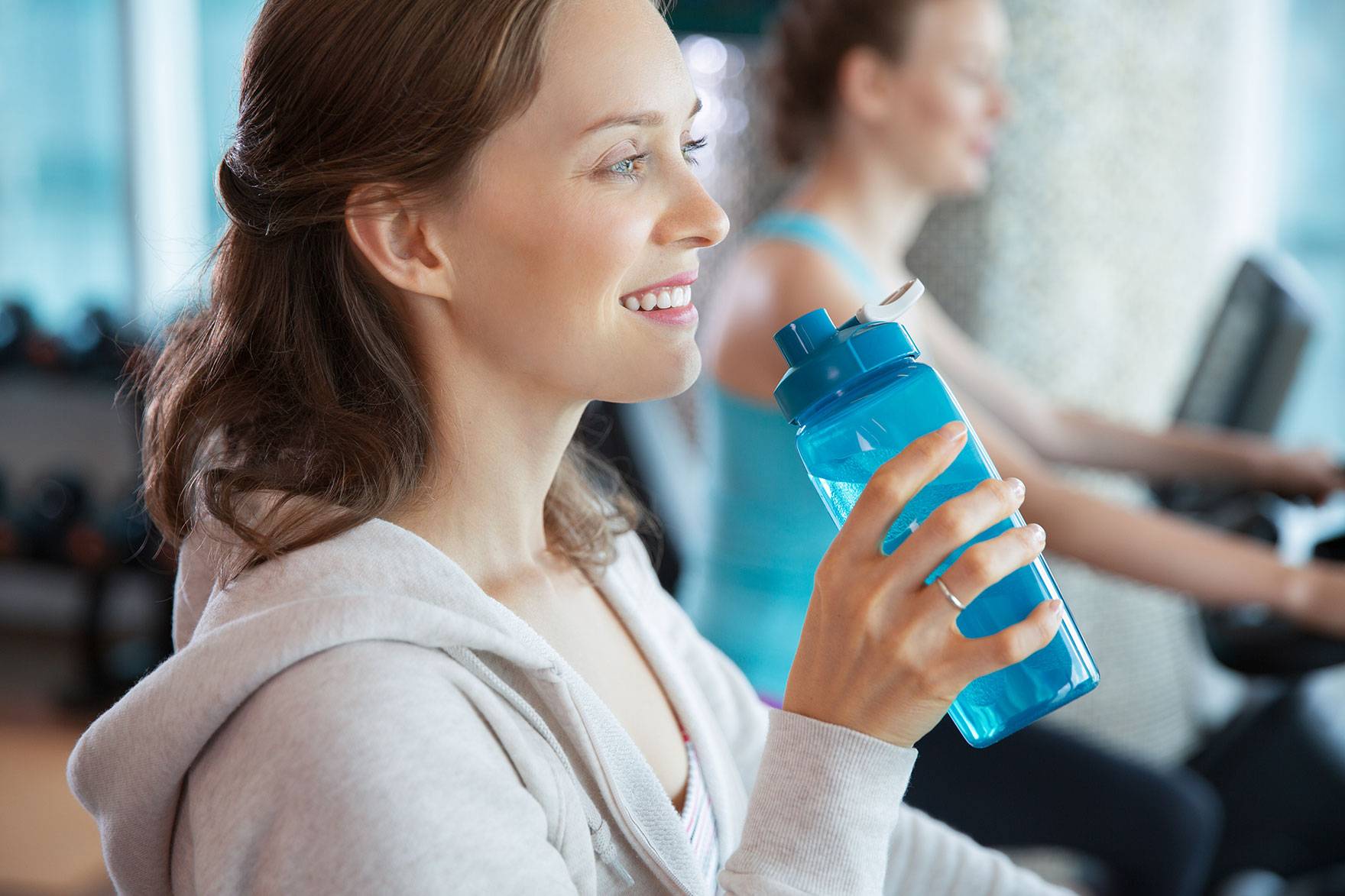Можно ли пить воду до и во время тренировки: сколько, какую и помогает ли это для похудения и сушки?