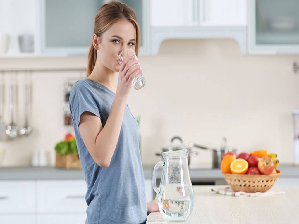 Пить теплую воду: можно ли, почему нужно и полезно по утрам натощак, как правильно надо употреблять?