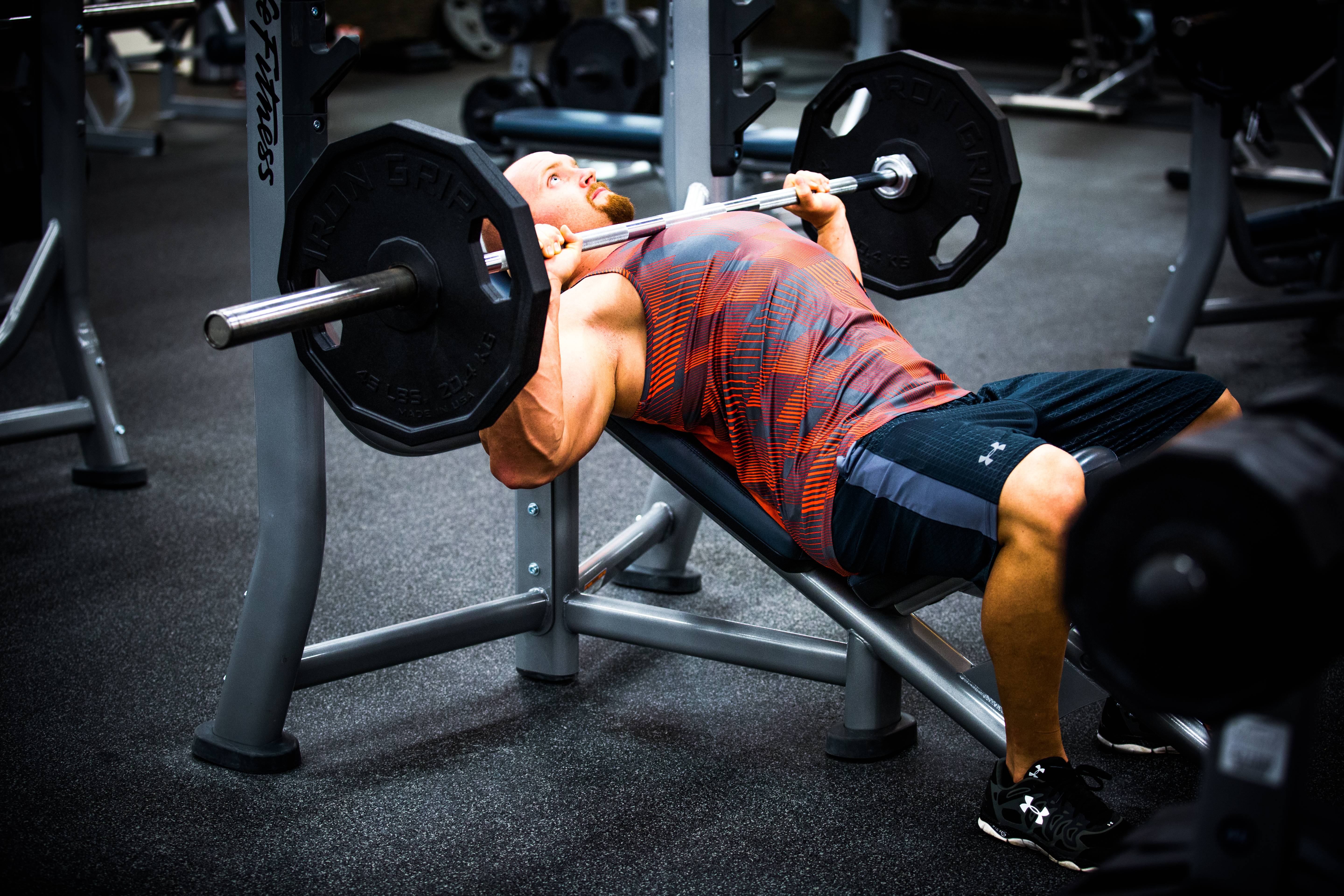 Тренировка жима. Barbell Bench Press. Жим лежа. Жим штанги. Поднятие штанги лежа на спине.