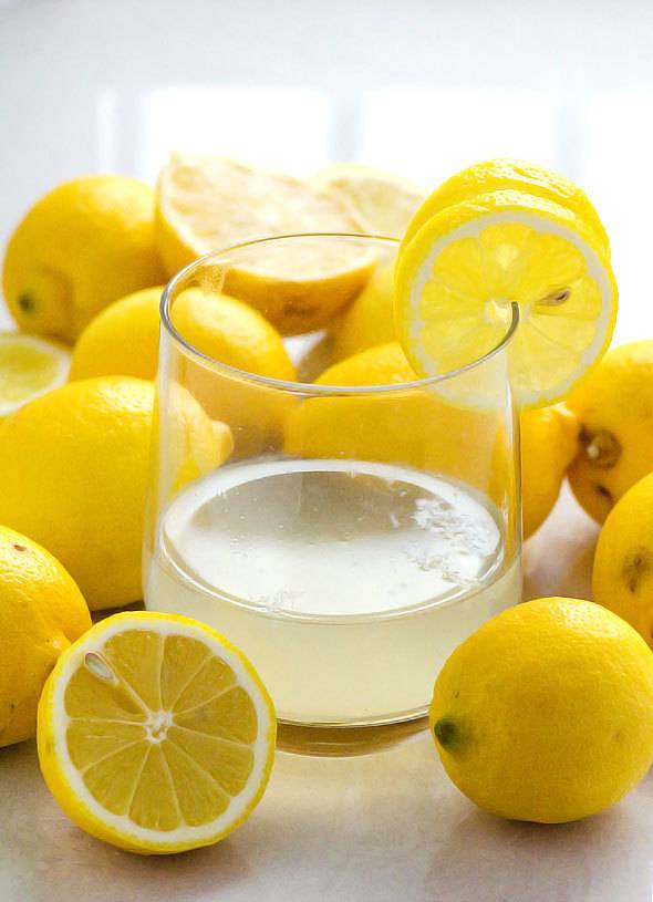 Зачем пить воду с лимоном утром натощак?