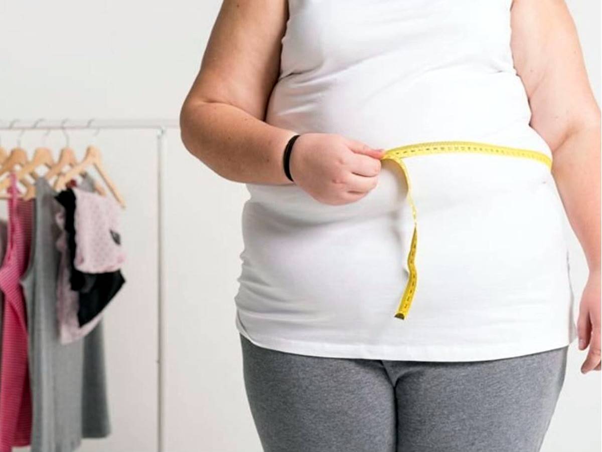 Растет живот после 30 у женщины. Ожирение метаболический синдром. Избыточный вес. Толстая талия. Толстая девушка с сантиметром.