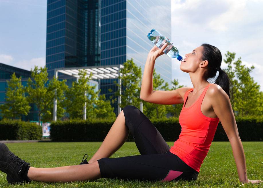 Пить воду во время тренировки можно или нужно?вся правда о воде