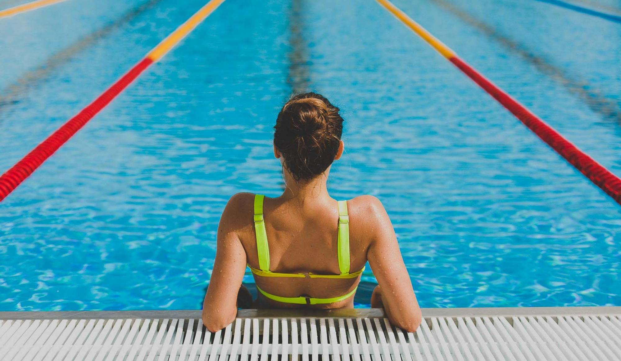 Разминка перед плаванием в бассейне: упражнения для взрослых и детей