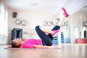 Упражнения скручивания для похудения живота и боков в домашних условиях
