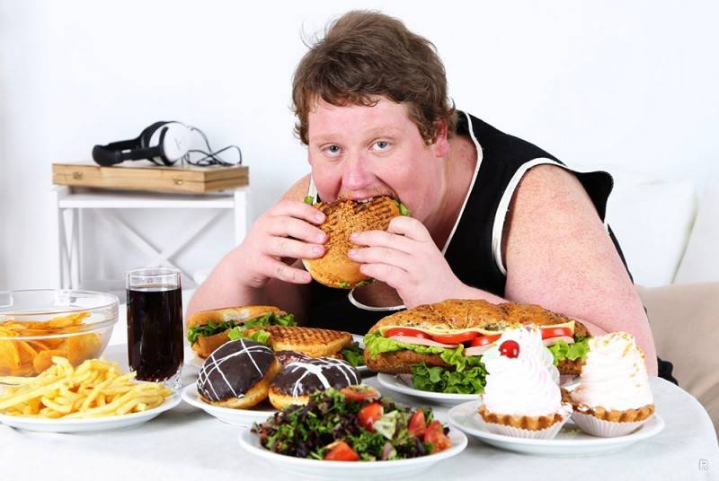 Диетологи разъясняют: не употребление жиров делает людей толстыми, а переедание