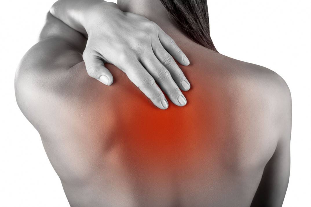 Боль в спине в области лопаток: причины и способы лечения