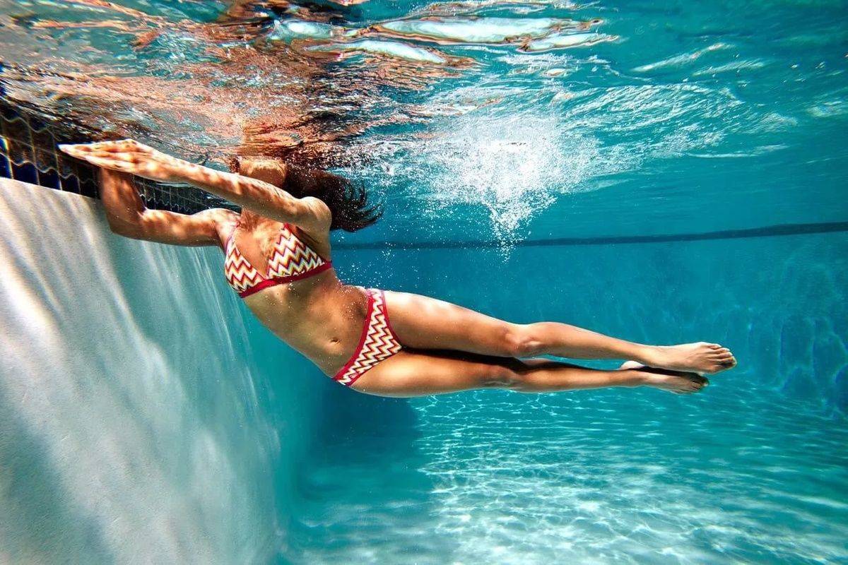 Водный фитнес: 10 упражнений в бассейне для похудения