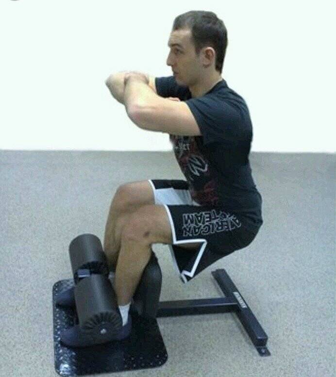 Сиси приседания: упражнение для тренировки квадрицепса, правильная техника выполнения, рекомендации, корректировки и практические советы по применению сиси приседаний во время своих тренировок ног