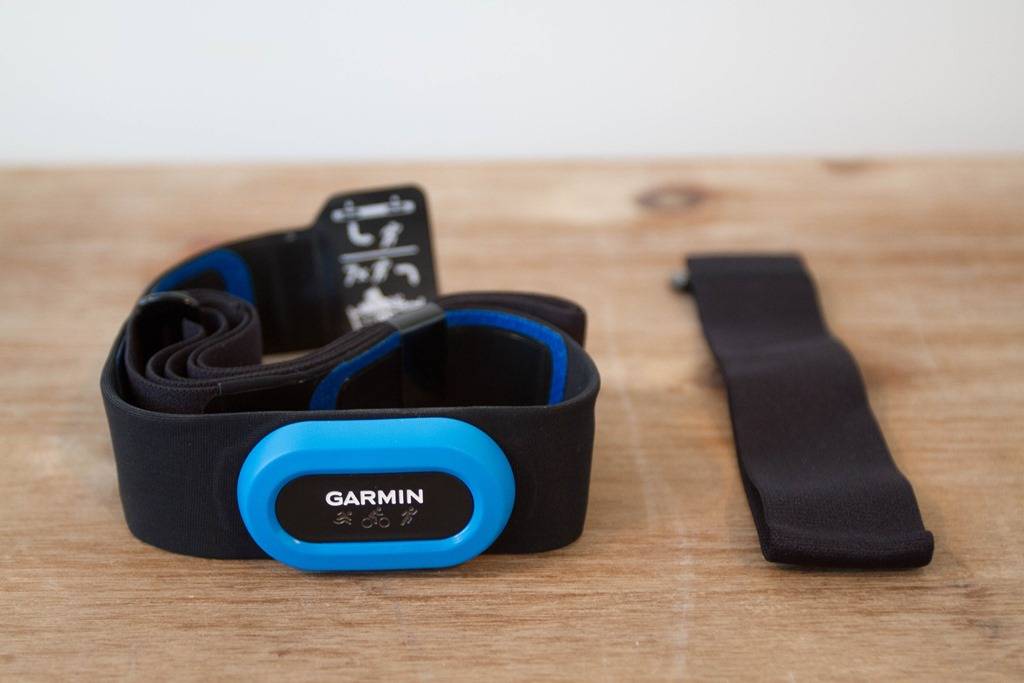 Пульсометр hrm. Пульсометр Garmin HRM-tri. Нагрудный датчик Garmin HRM. Пульсометр нагрудный Гармин. Пульсометр триатлон Гармин.