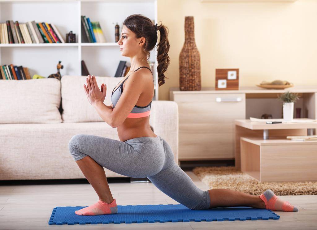 Фитнес-тренировка дома: комплекс на 7 дней лучших физических упражнений для начинающих девушек в домашних условиях