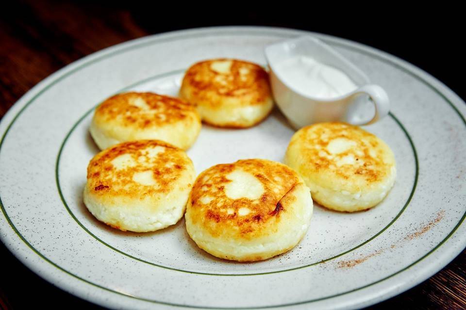 Сырники пошаговый. Сырники с манкой и творогом. Творожники на сковороде. Сырники с манкой. Сырники из творога на сковороде.