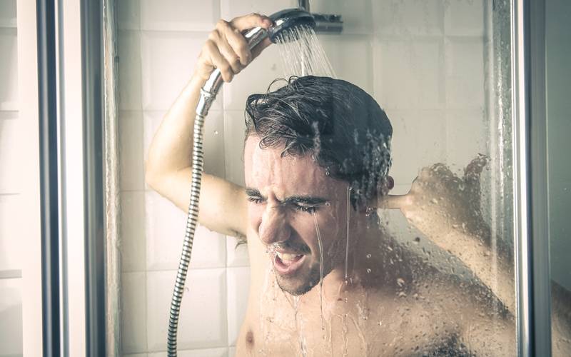 Как холодный душ поможет похудеть, пережить стресс и снять напряжение в мышцах
