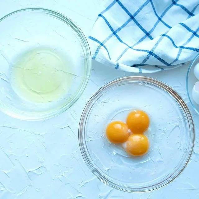 Как отделить белок от желтка – 5 простых и быстрых способов. кулинарные советы