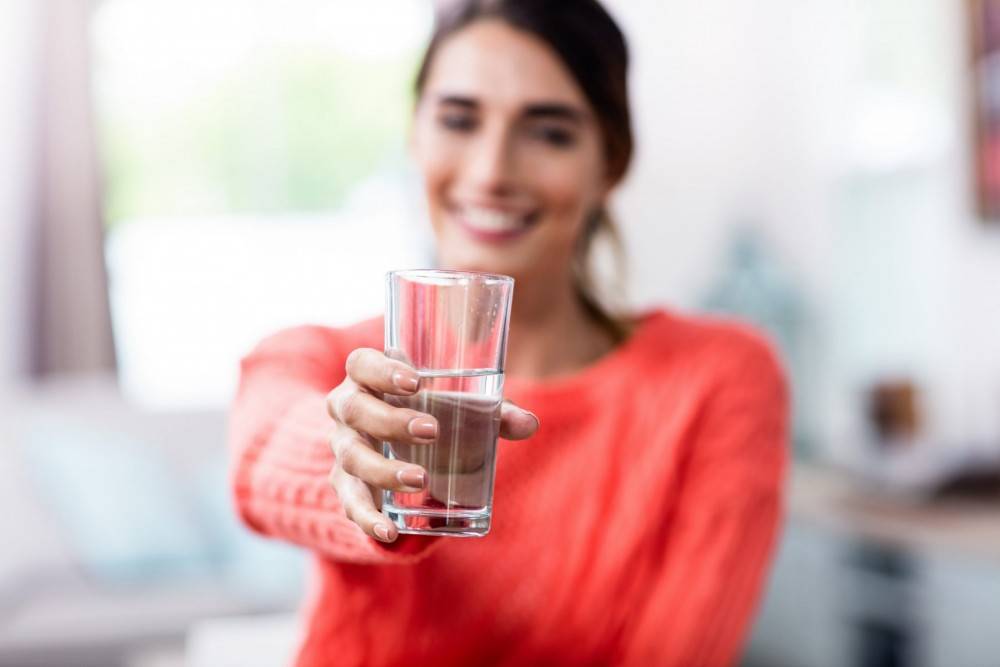 Пить воду перед едой: зачем и можно ли это делать, за сколько до приема пищи нужно выпивать стакан, полезно ли это