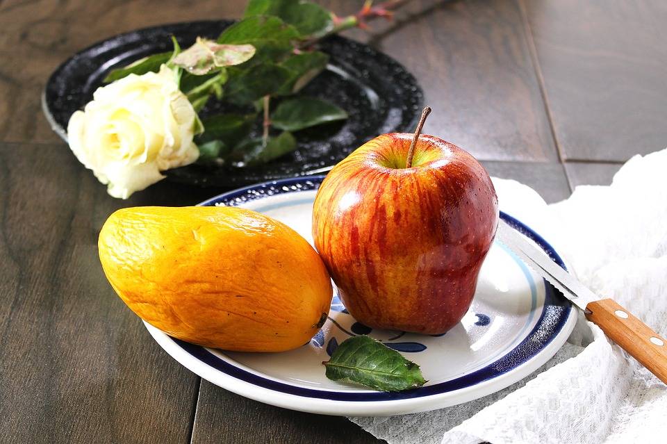 Как убрать воск с яблок: можно ли удалить горячей водой, снять восковой слой содой и лимонным соком, нужно ли это делать?