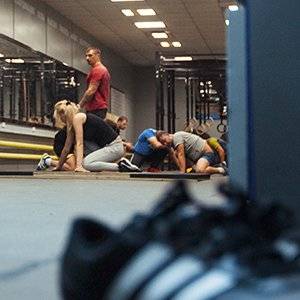 Программа тренировок по кроссфиту для мужчин в зале и дома