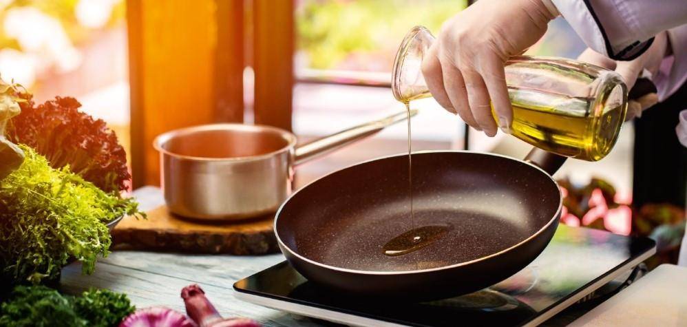 Вызывает ли рак использование растительного масла: помойте сковородку прямо сейчас!