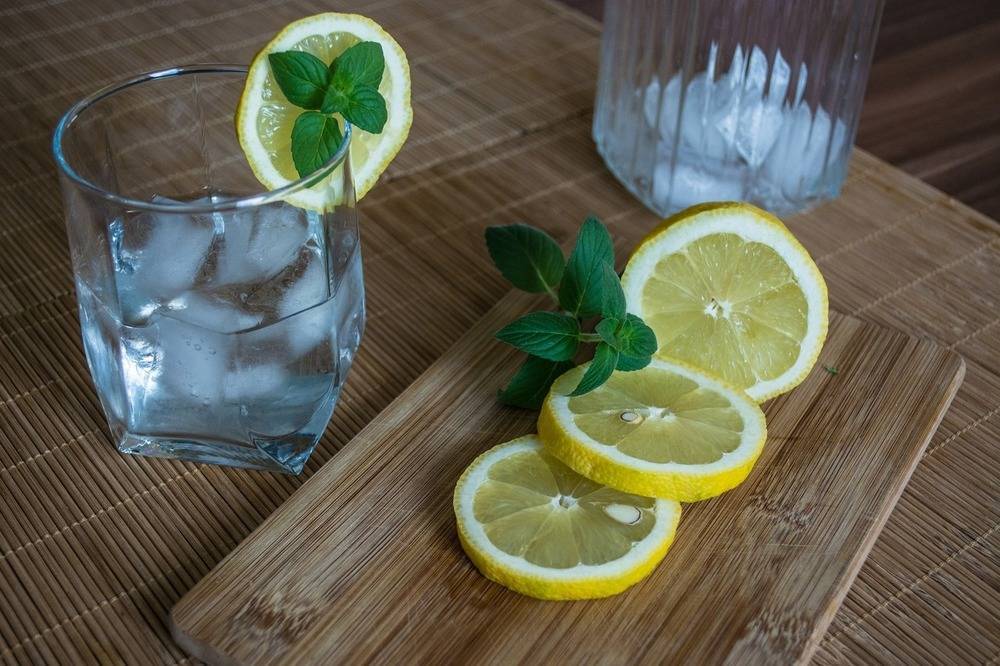 Вода с лимоном натощак польза и вред: важно соблюдать пропорции