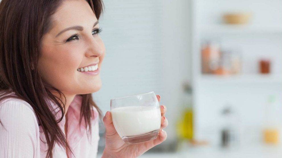 Можно ли на ночь пить кефир при похудении и другие молочные продукты: как правильно употреблять и почему нельзя есть сметану перед сном