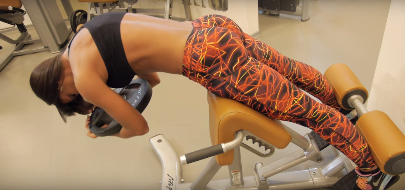 Разведение ног в тренажере сидя: видео и фото упражнения