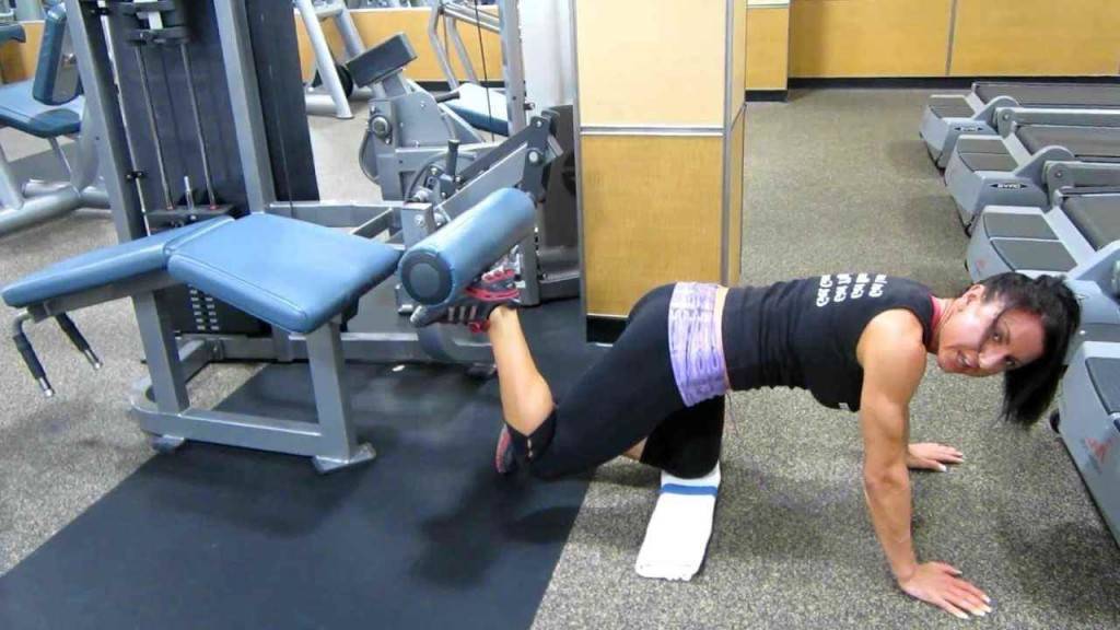 Махи ногой назад в партере – упражнение для развития мышц ягодиц и бедер