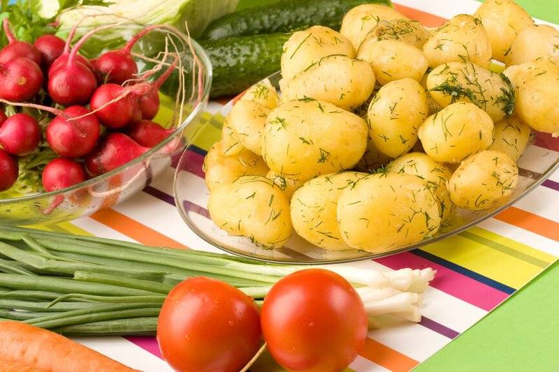 Вареный картофель: польза и вред для организма человека, какие витамины и калорийность содержатся в 1 шт, таблица микроэлементов молодого овоща, сколько сахара