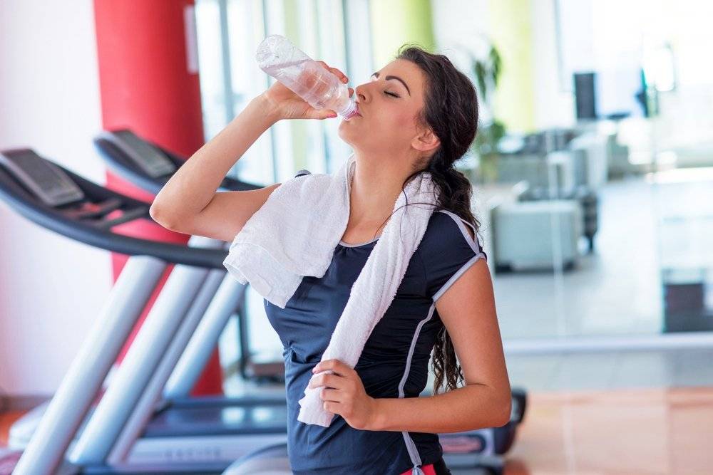 Советы тренеров и инструкторов, можно ли пить воду во время тренировок