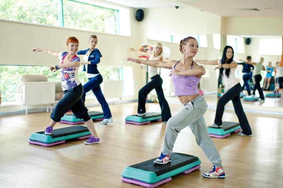Фитнес для начинающих: как и с чего правильно начать заниматься спортом, упражнения для новичков, программа на месяц для девушек и женщин с нуля