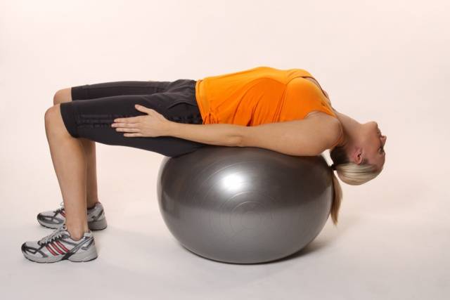 Гимнастический мяч - универсальный помощник для лечения позвоночника, похудения и занятий с грудничком