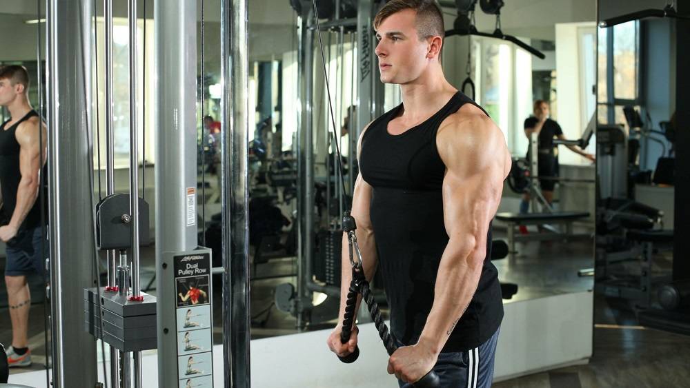 5 упражнений которые лучше выполнять на тросовых тренажёрах чем с гантелями. • bodybuilding & fitness